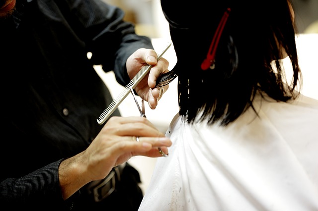 Dlaczego warto korzystać z usług salonów fryzjerskich?