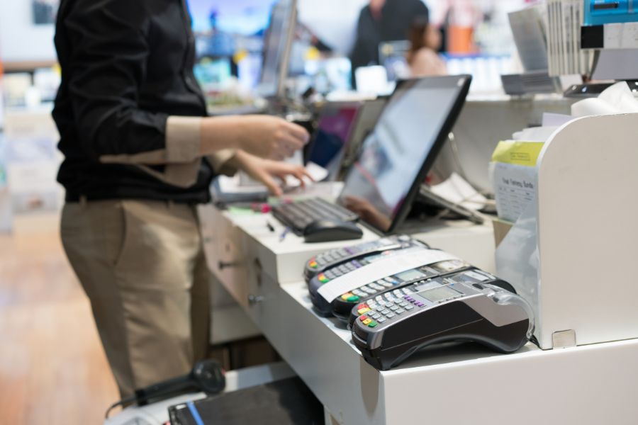 System POS na stanowisku kasowym podczas obsługi klienta w sklepie