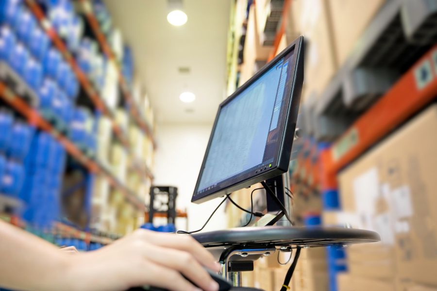 Sprzedawca korzystający z systemu POS do zarządzania sprzedażą i stanami magazynowymi